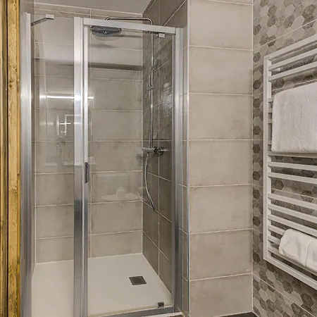 White Pearl A05 Modern Alpes Travel Sleeps 4 To 6 Chamonix